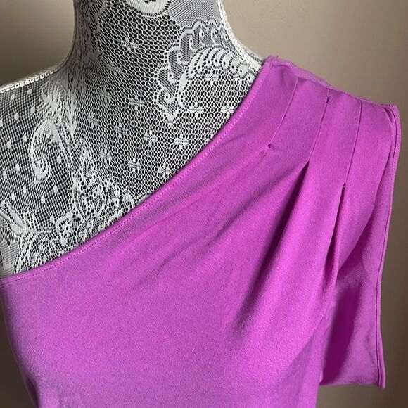 EXPRESS Purple One-Shoulder Shirt w Side Ruching Sz Medium NWOT - Picture 2 of 8